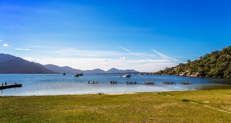 Lagoa com barcos.