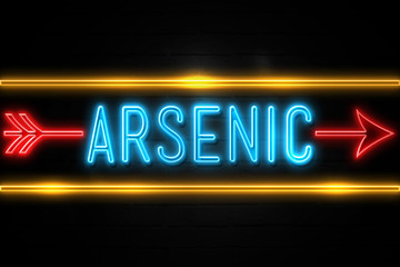 Obraz premium Arsenic - fluorescent Neon Sign on brickwall Front view
