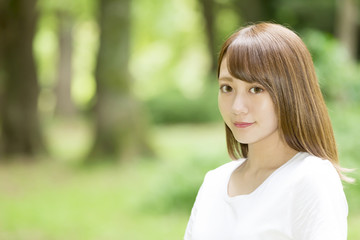 見つめる女性　新緑