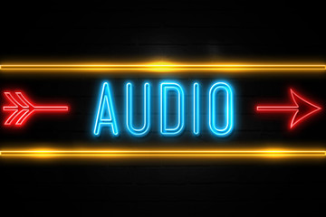 Obraz premium Audio - fluorescent Neon Sign on brickwall Front view