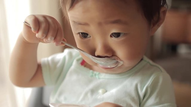 食べる子供