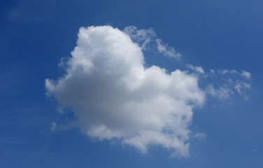 青空と雲「空想・雲のモンスター」ふわふわ感、少し驚いた、面白いやつ、浮かぶなどのイメージ