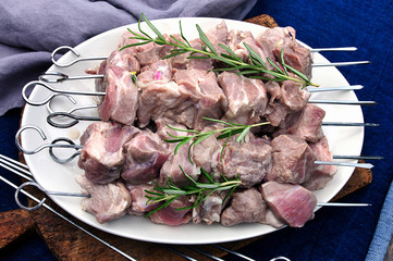 Marinated raw pork kebabs.