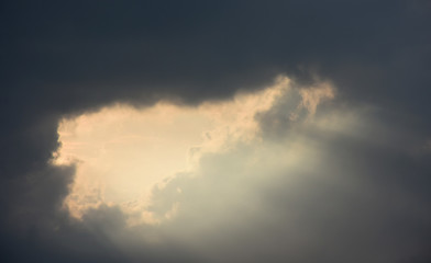 雲間からの陽光（輝き、未来、夢を切り開くなどのイメージ）