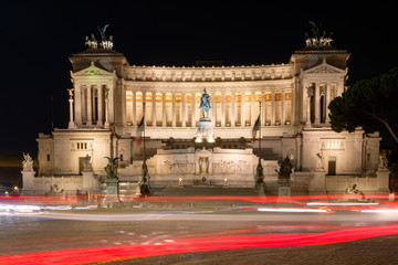 Fototapeta na wymiar The monument of Vittorio Emanuele II in central Rome at night