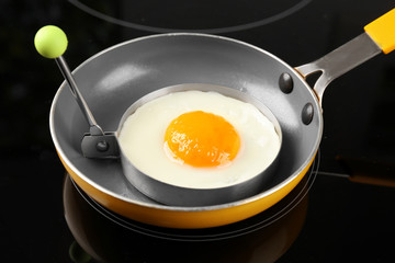 Cooking of delicious sunny side up egg in mold