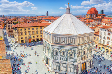 Above view  Cathedral Square of Frorence (Piazza del Duomo)  in Florence and Baptistery of San Giovanni (Battistero di San Giovanni ). Italy. - obrazy, fototapety, plakaty