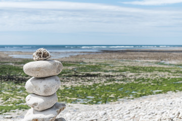 Galets empilés sur la plage.