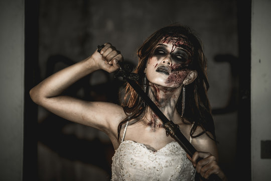 The bride turned into a zombie, sword in hand, is about to commit suicide.