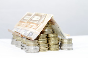 Ein Haus aus Geld und Euro-Scheinen
