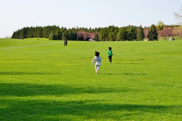 広大な公園を歩く子供