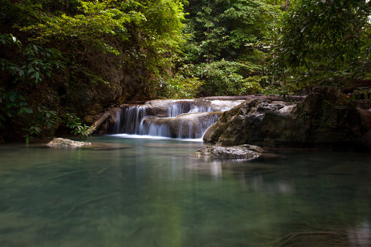 Langzeitbelichtung eines Wasserfalls aus dem Regenwald/ Erawan Nationalpark Thailand