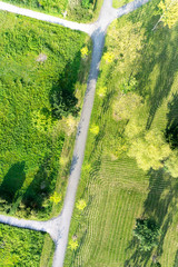 Luftbild gr&uuml;ne Wiesen mit Gehweg teilt sich