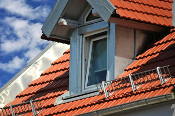 Ziegeldach mit modernisierter Dachgaube und Schneefanggitter
