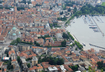 Fototapeta na wymiar La città di Como vista dall'alto