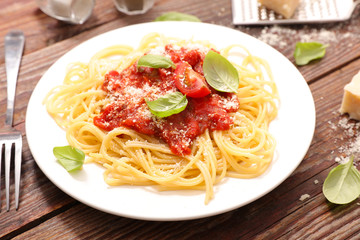 spaghetti,tomato sauce and parmesan