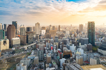 Fototapeta premium widok z lotu ptaka panoramę miasta osaka o zachodzie słońca, Japonia