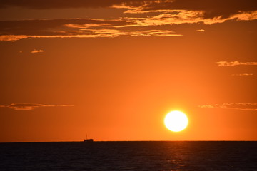 Sonnenuntergang mit Schiff
