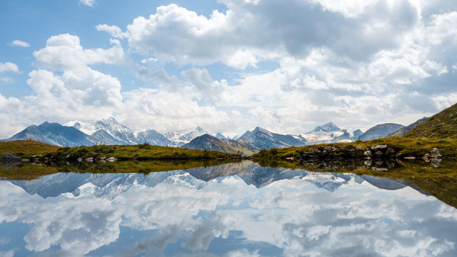 Walliser Viertausender gespiegelt im Bergsee, Schweiz