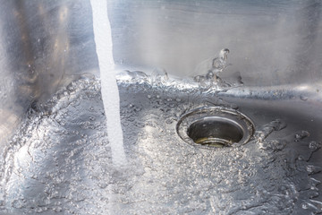 Spülbecken mit Wasser 