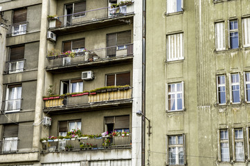 Obraz premium Heruntergekommene Fassade eines Hausblocks, Serbien-Montenegro,