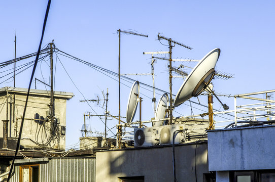 Satelittensch&uuml;ssel und Fernsehantennen, Serbien-Montenegro, Bel