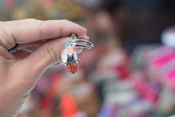 Tukan-Ohrstecker auf Peruanischem Markt © schame87