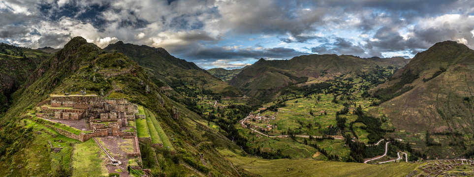 Panorama-Aufnahme der Inka-Ruinen von Pisac und dem umgebenden Valle Sagrado de los Incas