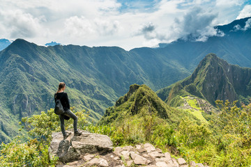 Fototapeta na wymiar Touristin geniesst Aussicht auf Machu Picchu