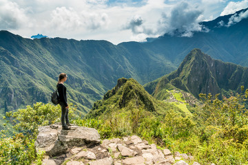 Touristin geniesst Aussicht auf Machu Picchu