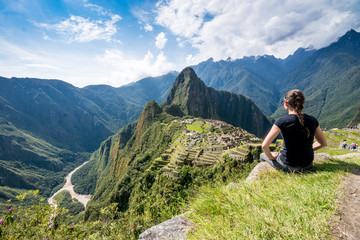 Naklejka na ściany i meble Frau blickt auf die Inka-Ruinen von Machu Picchu