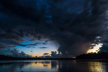 Dämmerung auf dem Lago Sandoval, Peruanischer Amazonas