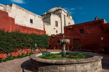 Innenhof mit Brunnen im Monasterio de Santa Catalina, Arequipa, Peru © schame87