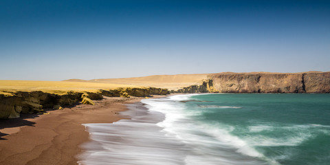 Langzeitbelichtung der Steilk&uuml;ste und Strand bei Paracas, Peru