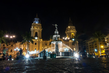 Brunnen und Bas&iacute;lica Catedral de Lima bei der Plaza de Armas in Lima, Peru