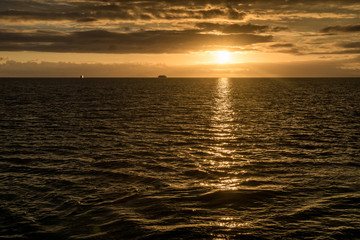 Sonnenuntergang über Meer und Schiffen, Galapagos