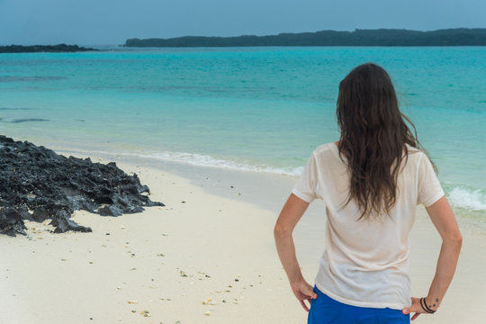 Touristin blickt aufs Meer, Isla Sombrero Chino, Galapagos