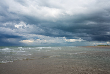 plage sous un ciel d'orage