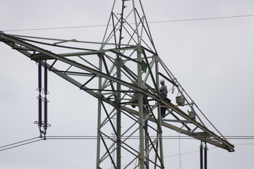 Arbeiter am Strommast
