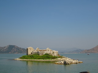 Fototapeta na wymiar Distance view of the old prison in the Skadar lake