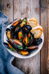 Velours gordijnen Delicious seafood mussels with with sauce and parsley.  Lemon and baguette . Clams in the shells. © nblxer