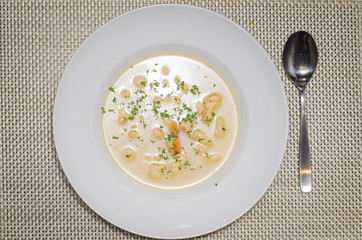 Delicioso prato de sopa de agnolini visto de cima