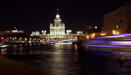 Obraz premium View of Vysotka on Kotelnicheskaya Embankment and Moscow River in the evening..