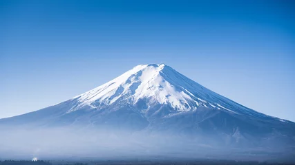 Photo sur Plexiglas Mont Fuji gros plan du sommet de la montagne fuji avec un beau ciel clair
