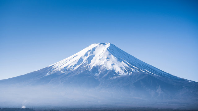 Fototapeta bliska szczyt góry Fuji z pięknym jasnym niebem