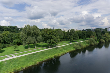 Luftbild Promenade mit Spazierweg am Fluss