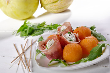 Antipasto mozzarella prosciutto e melone
