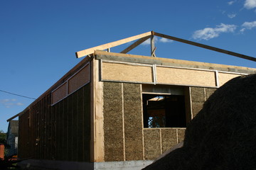 Frame house made of straw. Building a roof