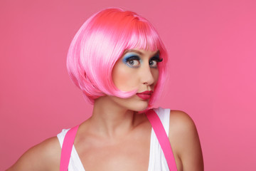 femme sexy glamour avec perruque rose et maquillage bleu