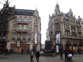 Architektura Belgijska - pomnik Antoona Van Dyck na głównej ulicy handlowej Meir w Antwerpii  - obrazy, fototapety, plakaty